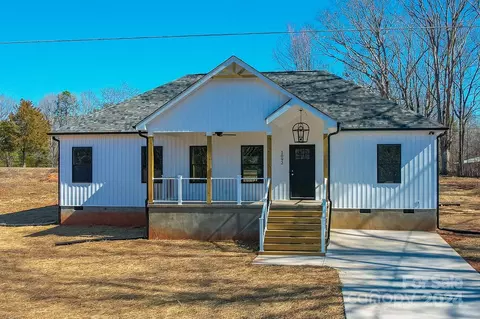 1092 Manor St, Conover, NC 28613