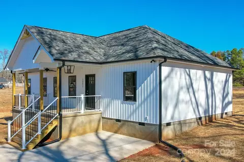 Exterior - 1092 Manor St, Conover, NC 28613 photo 9 of 14