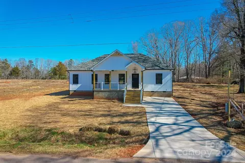 Exterior - 1092 Manor St, Conover, NC 28613 photo 4 of 14