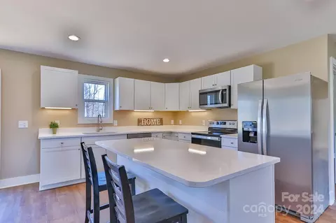 Kitchen - 1092 Manor St, Conover, NC 28613 photo 3 of 6