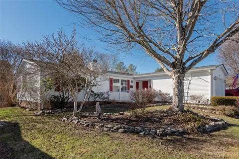 208 Riverwind Dr, Hendersonville, NC 28739