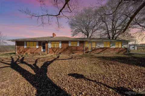 2765 Long Cir, Iron Station, NC 28080