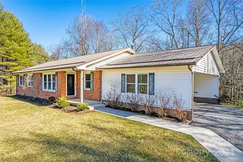 2950 Kim Miller Rd, Lake Toxaway, NC 28747