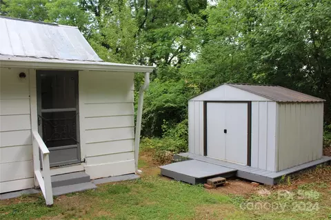 101 Bay St, Morganton, NC 28655 photo 3