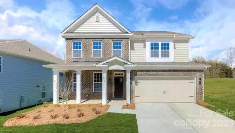 379 Fox Cove Rd, Hendersonville, NC 28792