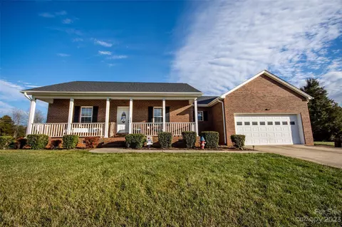 222 Sandtrap Dr, Statesville, NC 28677