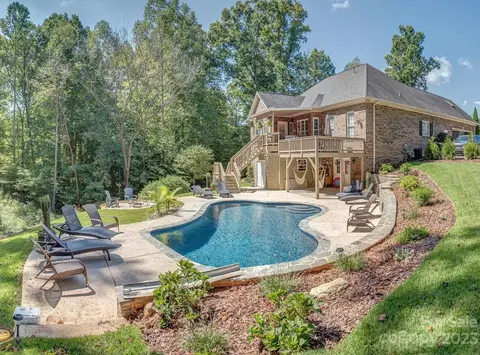 1043 Marguerite Dr, Lowell, NC 28098