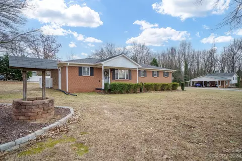 2985 Long Cir, Iron Station, NC 28080