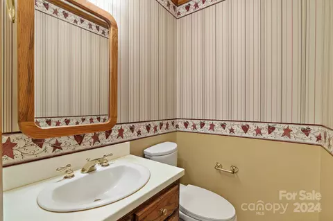 Bath - 2468 Eagle Dr, Conover, NC 28613 photo 1 of 8