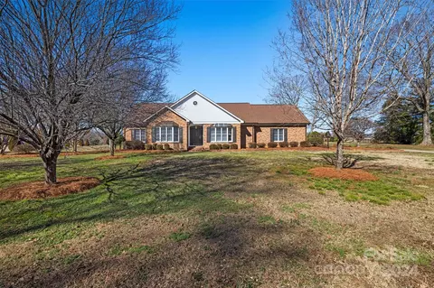 Exterior - 2468 Eagle Dr, Conover, NC 28613 photo 3 of 4