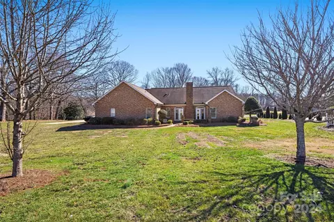 Exterior - 2468 Eagle Dr, Conover, NC 28613 photo 2 of 4