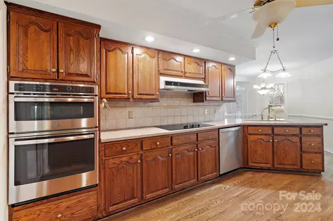 Kitchen - 2468 Eagle Dr, Conover, NC 28613 photo 2 of 4