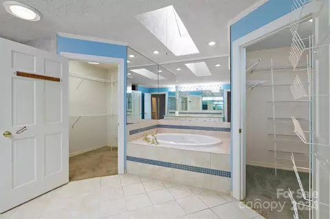 Bath - 2468 Eagle Dr, Conover, NC 28613 photo 5 of 8