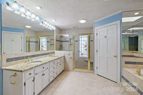 Bath - 2468 Eagle Dr, Conover, NC 28613 photo 2 of 8