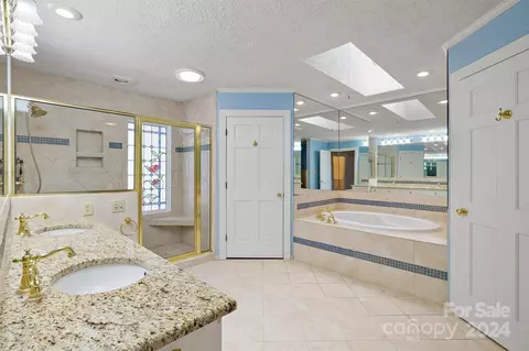 Bath - 2468 Eagle Dr, Conover, NC 28613 photo 4 of 8