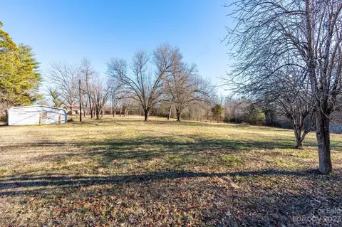 215 Cape Hickory Rd, Hickory, NC 28601