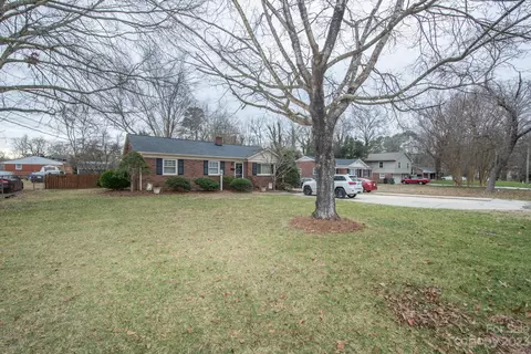 1913 Old West Ln, Gastonia, NC 28052