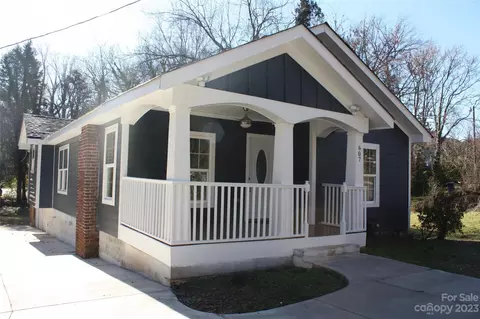 607 Station Dr, Lexington, NC 27292