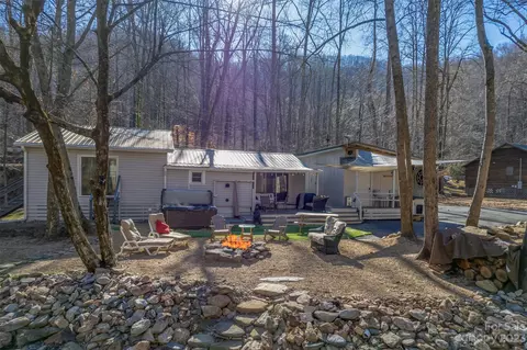 2699 Pearson Falls Rd, Saluda, NC 28773