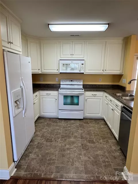 Kitchen - 1004 Main Unit B St UNIT B, Maiden, NC 28650 photo 4 of 5
