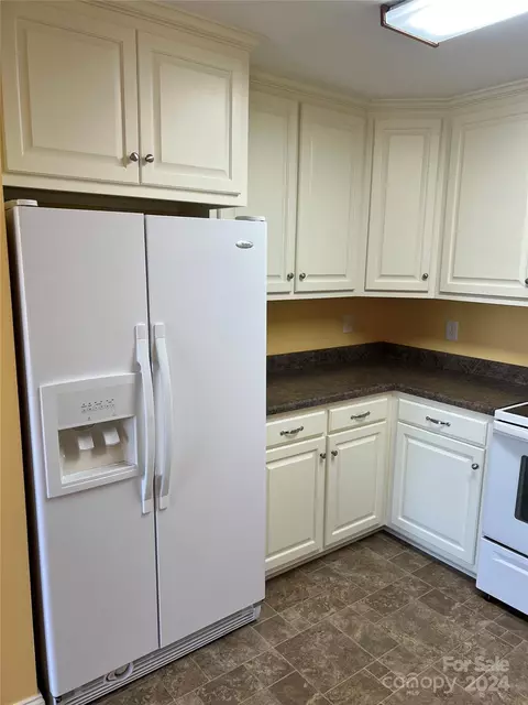 Kitchen - 1004 Main Unit B St UNIT B, Maiden, NC 28650 photo 5 of 5