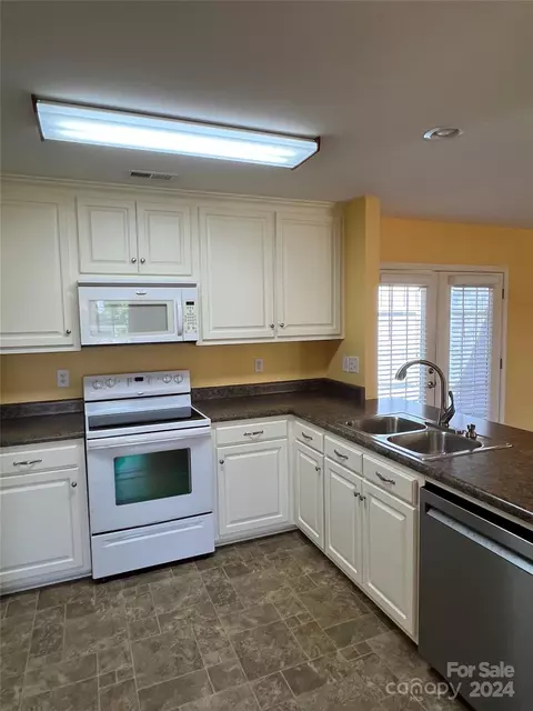 Kitchen - 1004 Main Unit B St UNIT B, Maiden, NC 28650 photo 2 of 5