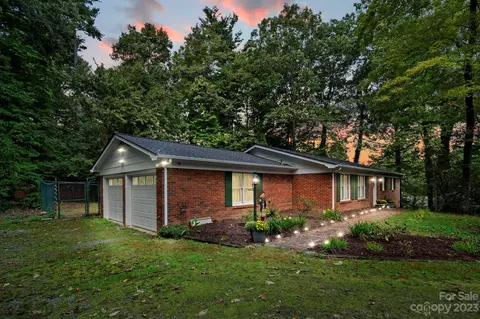 7 Galax Ln, Hendersonville, NC 28791
