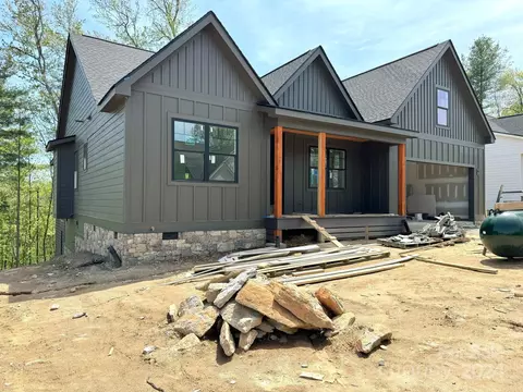190 Byron Forest Dr, Horse Shoe, NC 28742
