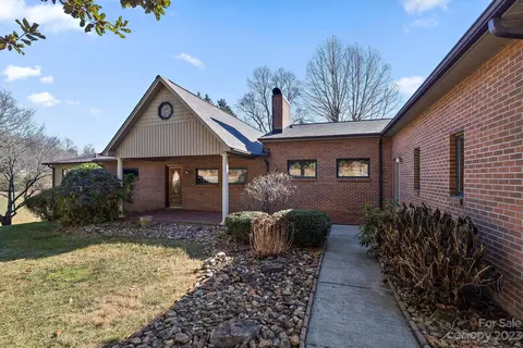 2593 Hillwood Dr, Lenoir, NC 28645