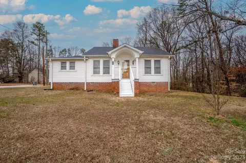 618 Rogers Lake Rd, Kannapolis, NC 28081