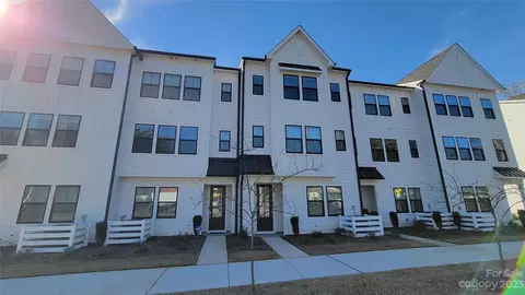 646 Woodlawn E Rd E, Charlotte, NC 28209