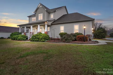 8719 Castle Cliff Dr, Matthews, NC 28105