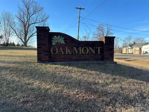3900 Oakmont Ln, Hickory, NC 28602