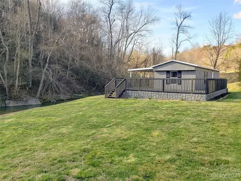 6223 Crabtree Rd, Clyde, NC 28721