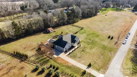 9300 Poinchester Dr, Mint Hill, NC 28227