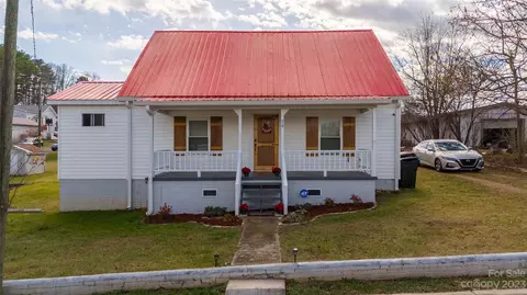 70 4th Em St, Marion, NC 28752 photo 2