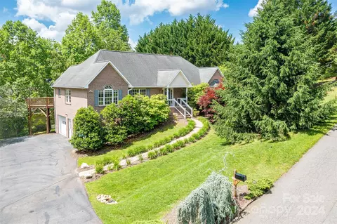 27 Fairway View Dr, Weaverville, NC 28787