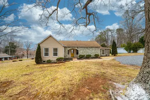 7 E Holly St, Maiden, NC 28650