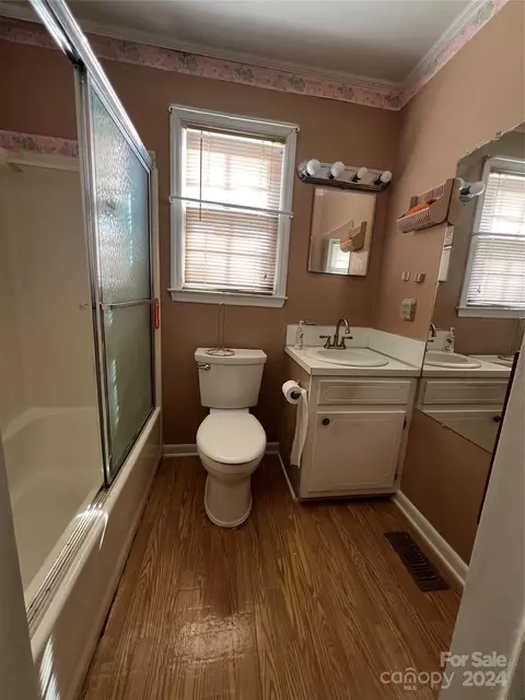 Bath - 985 13th St, Lancaster, SC 29720 photo 1 of 2
