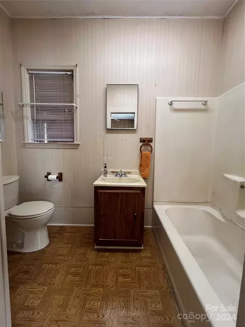 Bath - 985 13th St, Lancaster, SC 29720 photo 2 of 2