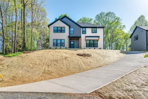 8325 Tuckalake Dr, Charlotte, NC 28215