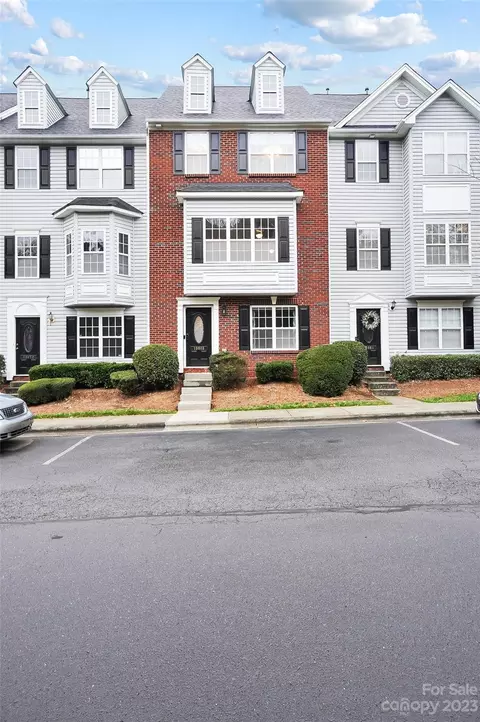 10068 Treeside Ln, Matthews, NC 28105