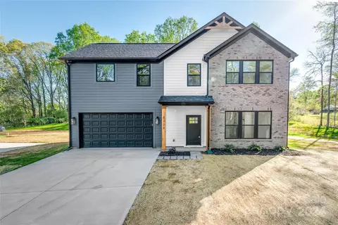 8329 Tuckalake Dr, Charlotte, NC 28215