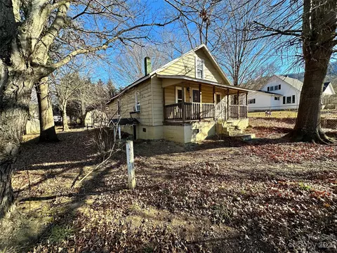 125 Fountain Way, Swannanoa, NC 28778