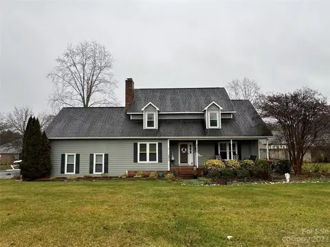 838 Deerfield Dr, Mount Holly, NC 28120