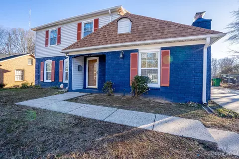 7131 April Ridge Ln, Charlotte, NC 28215