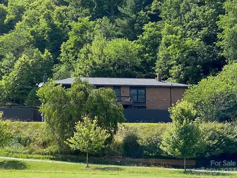 28 Honeybee Dr, Horse Shoe, NC 28742