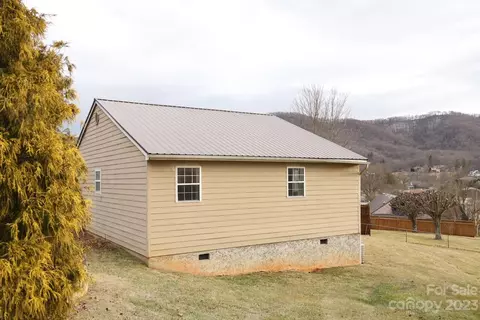 233 Candlelight Cir, Clyde, NC 28721 photo 12