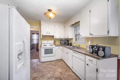Kitchen - 2093 Walden Rd, Lancaster, SC 29720 photo 2 of 3