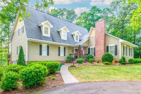 4871 Woodwinds Dr, Hickory, NC 28601